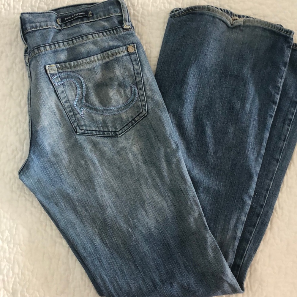 Rock & Republic light wash, low rise, boot leg size 28 jeans